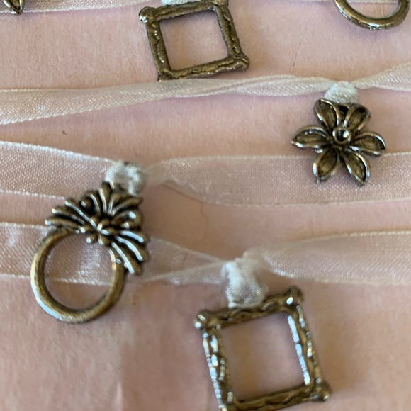 ⭐️2 for 1⭐️Gift Embellishments - Picture 2 of 5